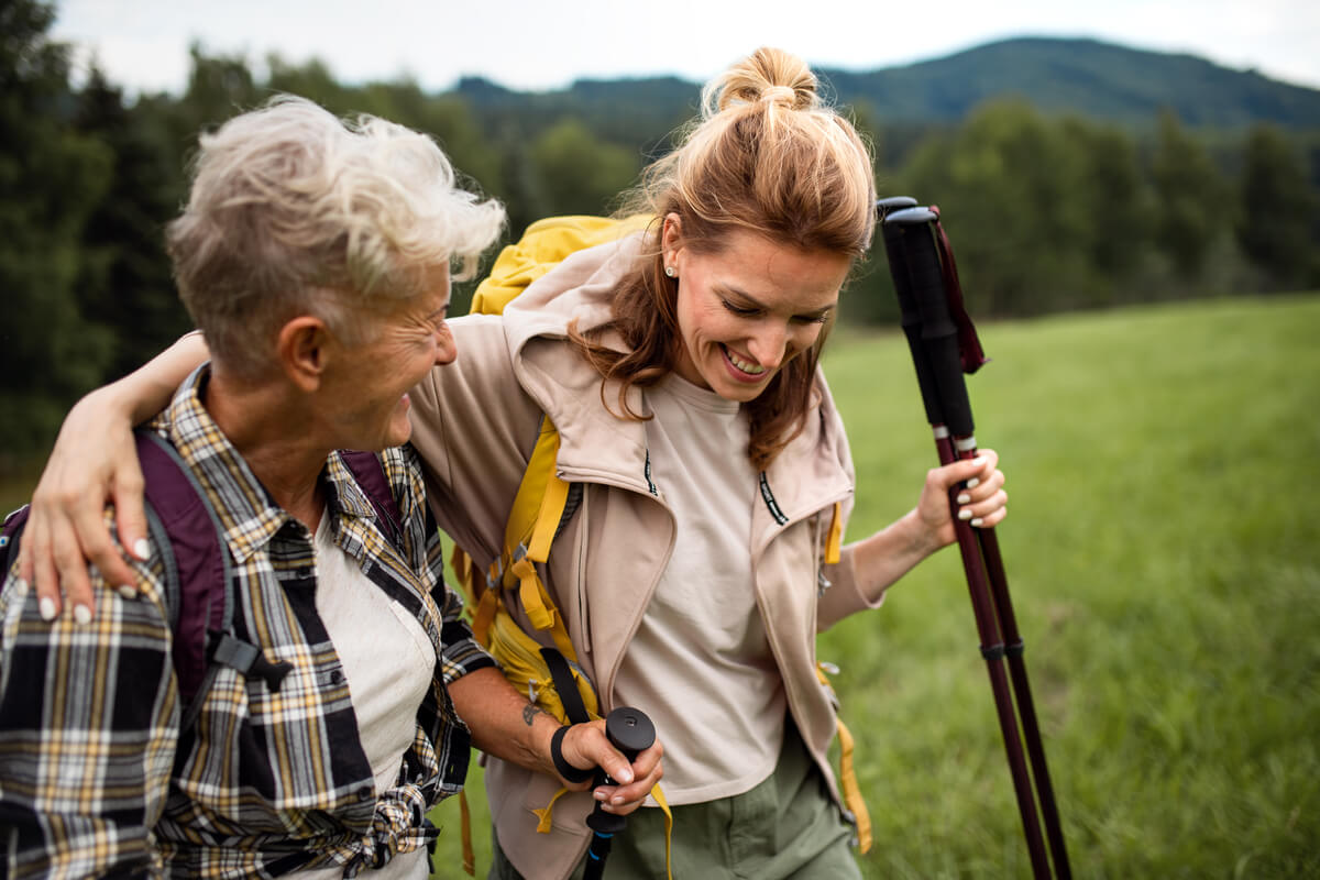 El senderismo, un buen ejercicio al aire libre para los mayores