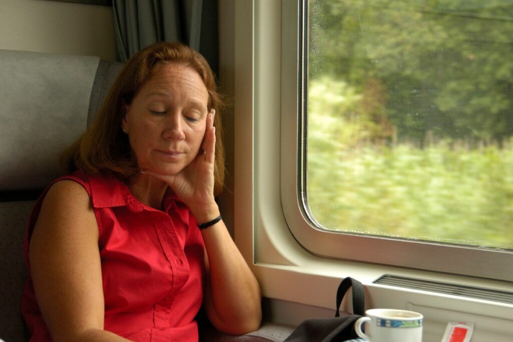 cómo dormir en un viaje largo